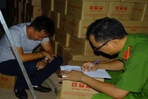 Công an làm việc với chủ cơ sở.