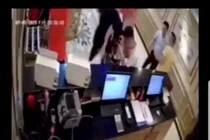 Hình ảnh cắt từ clip vụ việc.