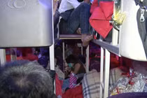 Gần 100 hành khách bị nhồi nhét trên xe khách 46 chỗ đi trên quốc lộ 1A.