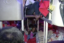 Gần 100 hành khách bị nhồi nhét trên xe khách 46 chỗ đi trên quốc lộ 1A.