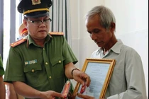 Công an TPHCM trao quyết định thăng cấp hàm cho gia đình trung uý CSGT-TT bị quái xế tông tử vong.