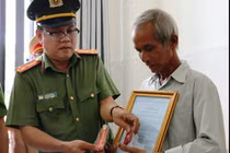 Công an TPHCM trao quyết định thăng cấp hàm cho gia đình trung uý CSGT-TT bị quái xế tông tử vong.