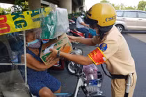 Hình ảnh CSGT TPHCM phát tờ rơi, tặng quà hỗ trợ người dân trong mùa dịch Covid-19.