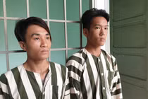 Hai đối tượng tại cơ quan công an.