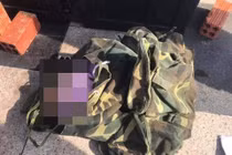 Thi thể cháu bé tại hiện trường.