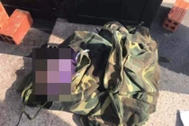 Thi thể cháu bé tại hiện trường.