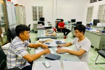 Công an lấy lời khai 1 trong 2 đối tượng.