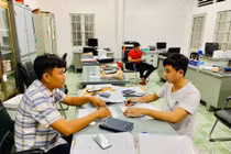 Công an lấy lời khai 1 trong 2 đối tượng.