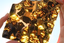 Bí ẩn nguồn gốc “báu vật vũ trụ” lấp lánh rơi xuống Trái đất