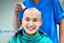 Bác sĩ trẻ cạo trọc đầu, cười rạng rỡ vào tâm dịch Bắc Giang