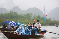 Dòng người đội mưa trẩy hội chùa Hương