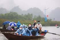 Dòng người đội mưa trẩy hội chùa Hương