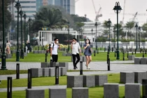 Công viên bến Bạch Đằng đông người dạo chơi ngày đầu mở cửa