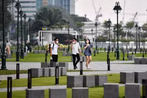 Công viên bến Bạch Đằng đông người dạo chơi ngày đầu mở cửa