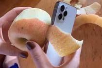 Tranh cãi nảy lửa: Cạnh iPhone 12 sắc đến mức... gọt được táo?