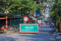 Cận cảnh chốt cứng tại các cây cầu hạn chế đi lại giữa vùng 'xanh, đỏ' ở Hà Nội