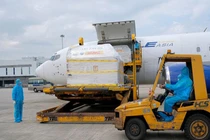 Hơn 1,1 triệu liều vaccine COVID-19 của AstraZeneca đến sân bay Nội Bài