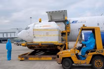 Hơn 1,1 triệu liều vaccine COVID-19 của AstraZeneca đến sân bay Nội Bài