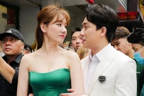 Trấn Thành quấn quýt Hari Won, hài hước "bóc" bà xã