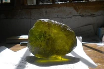 Nhặt miếng “thủy tinh” bên đường, ông lão lập kỷ lục thế giới 