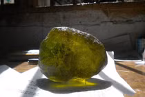 Nhặt miếng “thủy tinh” bên đường, ông lão lập kỷ lục thế giới 