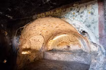 Sửng sốt 400 căn phòng chứa đầy châu báu và hài cốt giữa hẻm núi 