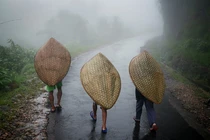 Áo mưa kỳ lạ của người dân sống tại nơi ẩm ướt nhất Trái Đất