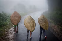 Áo mưa kỳ lạ của người dân sống tại nơi ẩm ướt nhất Trái Đất