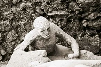 Khủng khiếp: Xem núi lửa phun trào, người đàn ông "bốc hơi" trong nháy mắt