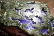 Nhặt được đá rỗ như tổ ong, ông lão rưng rưng khi biết sự thật