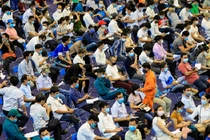 Người dân ngồi chật kín nhà thi đấu Phú Thọ chờ tiêm vaccine Covid-19