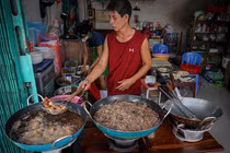 Đội nắng, xếp hàng chờ 90 phút để được ăn cơm gà ở TP HCM