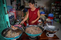 Đội nắng, xếp hàng chờ 90 phút để được ăn cơm gà ở TP HCM