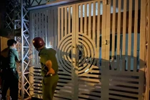 “Tay vịn” và khách hát karaoke tháo chạy khi có đoàn kiểm tra