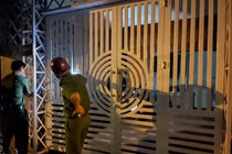 “Tay vịn” và khách hát karaoke tháo chạy khi có đoàn kiểm tra