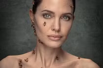 Loài ong nguy cấp sao khiến Angelina Jolie ba ngày không tắm để tuyên truyền