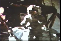 Điều bất ngờ khi thả chiếc búa và lông chim ưng trên Mặt Trăng