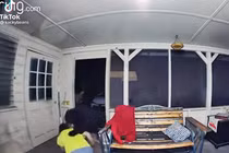 Kinh hoàng cảnh người đàn ông tay không lao vào đánh nhau với gấu