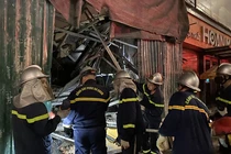 Hà Nội: Sập giàn giáo trong đêm, cảnh sát cứu người bị kẹt giữa đống đổ nát