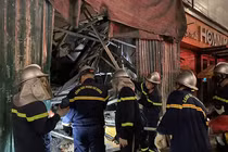 Hà Nội: Sập giàn giáo trong đêm, cảnh sát cứu người bị kẹt giữa đống đổ nát