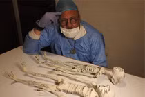 Phát hiện xác ướp ba ngón dị hình: Là người ngoài hành tinh? 