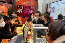 Giá vàng hôm nay 12/2: Vàng giảm giá chờ quyết định của Fed