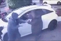 Video: Bị cướp tấn công, người phụ nữ “phản đòn” cực gắt và cái kết