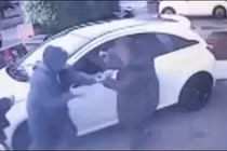 Video: Bị cướp tấn công, người phụ nữ “phản đòn” cực gắt và cái kết