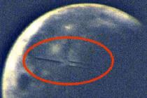 Cực nóng: Bắt được hạm đội UFO bay vèo qua Mặt Trăng? 