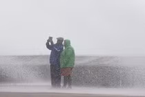 Ngán ngẩm cặp đôi chụp selfie sống ảo giữa mưa bão