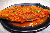 Khi sốt cá, hai thứ gia vị này là cấm kỵ nhưng nhiều người đã dùng