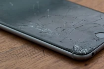 Màn hình tự lành của điện thoại được làm từ chất liệu gì?