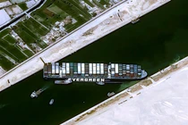 Tàu kẹt ở kênh đào Suez, chuỗi cung ứng thế giới căng thẳng