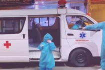 Bé gái 5 tuổi ở TP.HCM một mình đi điều trị Covid-19